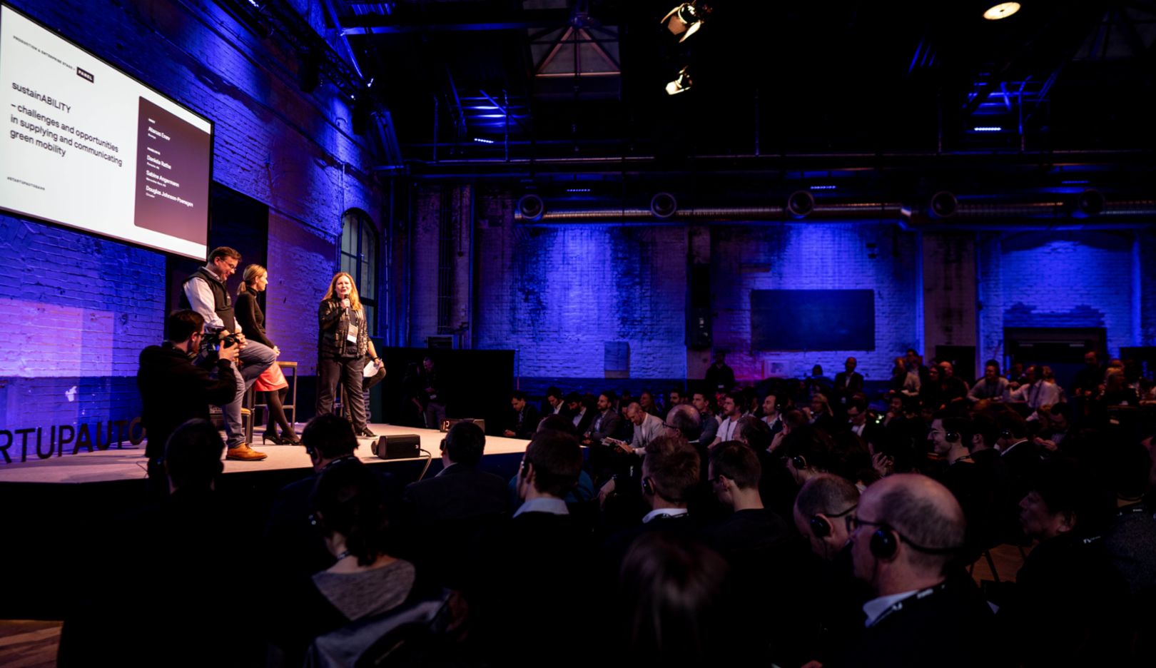 Daniela Rathe, Leiterin Politik und Außenbeziehungen (rechts), Startup Autobahn Expo Day 7, Stuttgart, 2020, Porsche AG