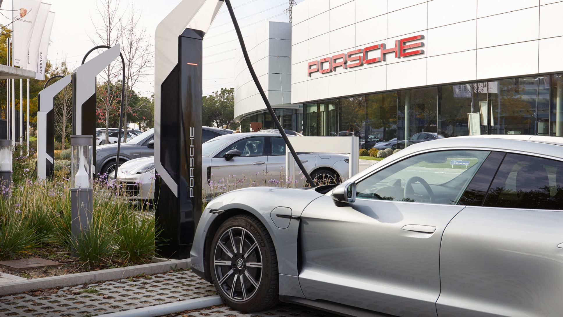 Estaci&oacute;n de carga de 2.100 kW en Centro Porsche Madrid Norte, 2020, Porsche Ib&eacute;rica.