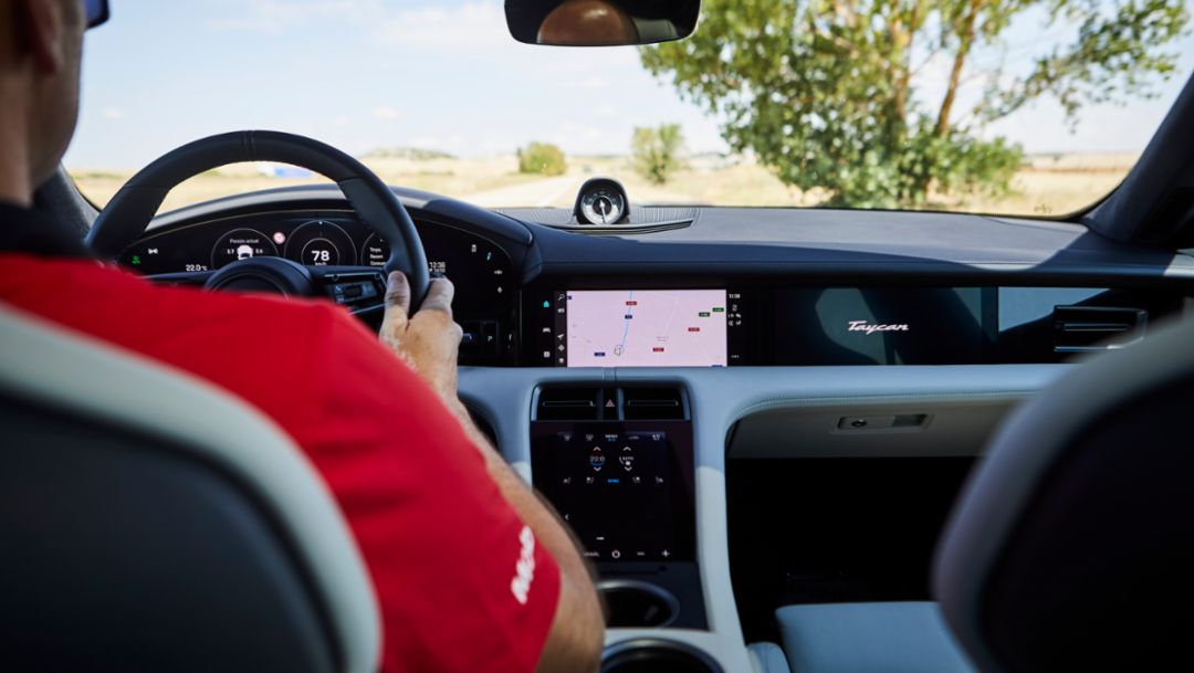 Ruta La Coruña-Madrid con el Porsche Taycan Cross Turismo Turbo S