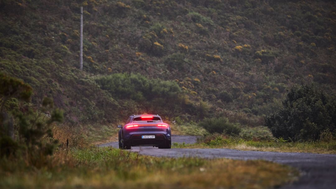 Ruta Madrid-Vigo con el Porsche Taycan Cross Turismo Turbo S