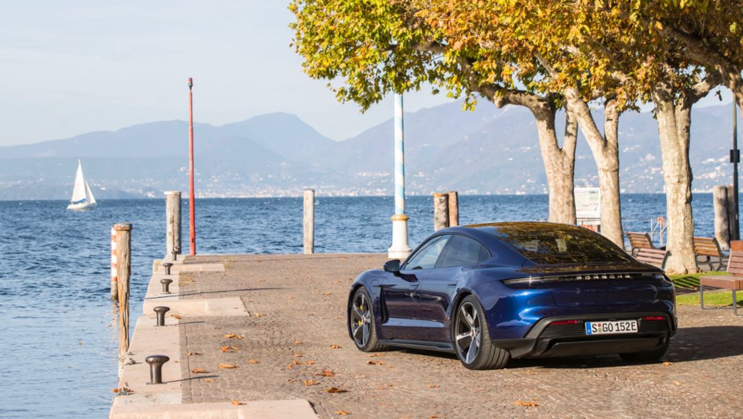 Taycan Turbo S (Gentian blue metallic), 2019, Porsche AG