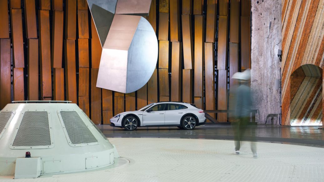 Porsche Taycan Turbo S Cross Turismo, central hidroel&eacute;ctrica Aldead&aacute;vila, 2023, Porsche Ib&eacute;rica