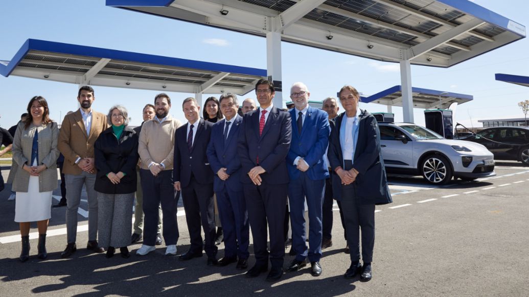 Emiliano Garc&iacute;a-Page, Presidente de Castilla-La Mancha (centro), Leopoldo Sierra, Alcalde de Daimiel (a su izquierda), Daniel P&eacute;rez Guti&eacute;rrez, CEO de Zunder (a su derecha), y otras personalidades, estaci&oacute;n de Porsche y Zunder en Daimiel, 2025, Porsche Ib&eacute;rica