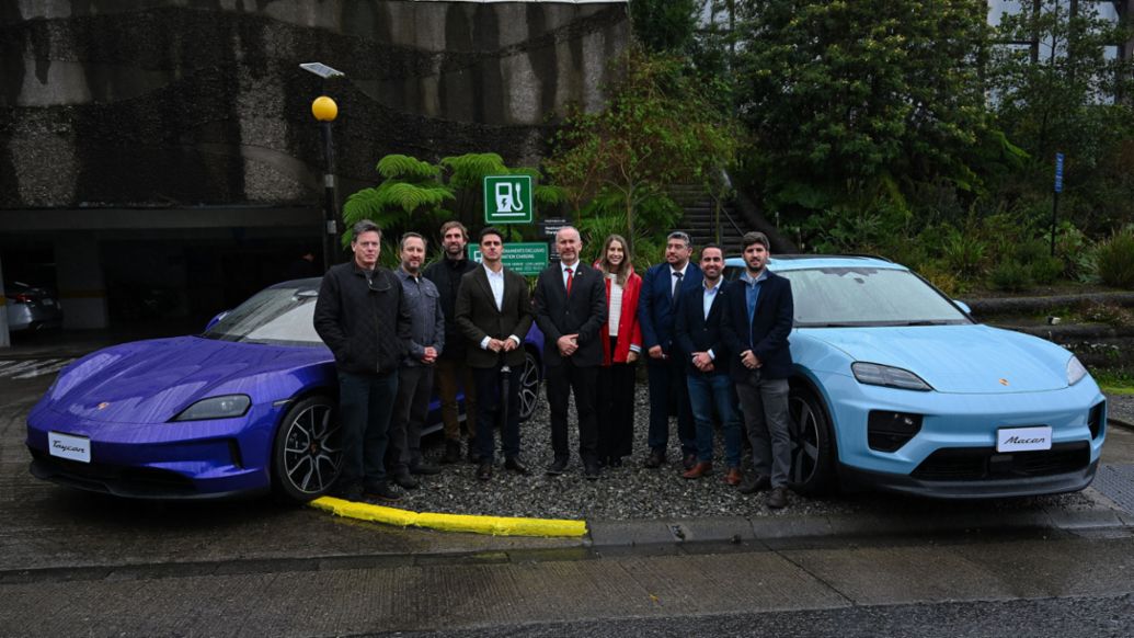 Marcelo J&uuml;nemann; fundador de Big Magazine; V&iacute;ctor Wellmann, Director Ejecutivo Hotel Caba&ntilde;a del Lago; Julian Mingo, Secretario Comunal de Planificaci&oacute;n Puerto Varas;  Vicente D&iacute;az Brand Manager Porsche Chile;  Andr&eacute;s Niklitschek, seremi de Energ&iacute;a Regi&oacute;n de Los Lagos; Sof&iacute;a Glenz, KAM Electromovilidad B2C en Copec Voltex; Cristian Olavarr&iacute;a, alcalde suplente de Llanquihue; Gabriel Montenegro, Gerente Comercial Porsche Chile; Tom&aacute;s Vicu&ntilde;a, subgerente B2C de Copec Voltex, Corredor Verde Lagos del Sur, Puerto Varas, Chile, 2026