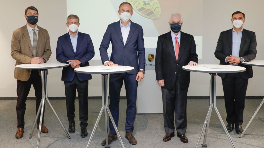 Timothy Cindric, President Team Penske, Fritz Enzinger, Head of Porsche Motorsport, Oliver Blume, CEO of Porsche AG, Roger Penske, CEO of Team Penske, Michael Steiner, Member of the Executive Board for Research and Development of Porsche AG, l-r, 2021, Porsche AG