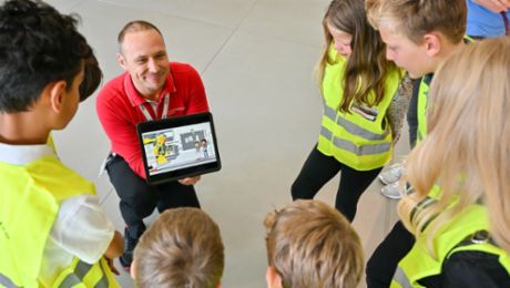 Ferienprogramm: Entdeckungstouren durch das Porsche Museum und das Werk