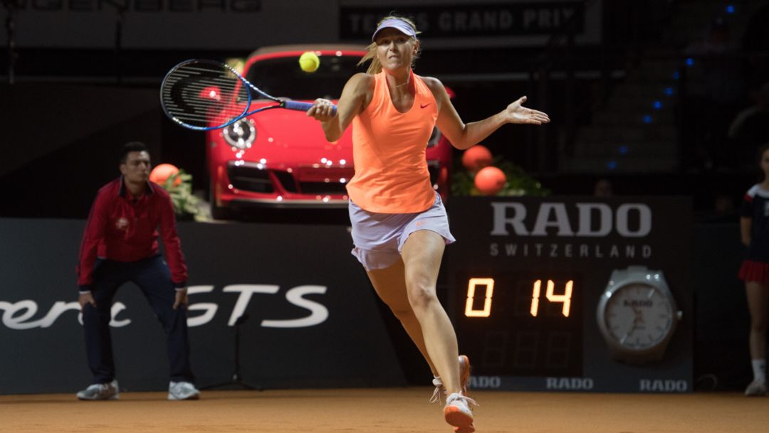 Maria Sharapova festeggia un rientro vincente nella Porsche Arena