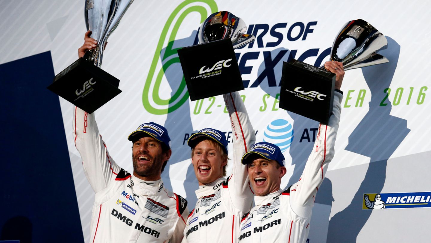  2016: Porsche gana las 6 Horas de México, fecha del Campeonato Mundial de Resistencia (WEC). Mark Webber, Brendon Hartley y Timo Bernhard (i-d)