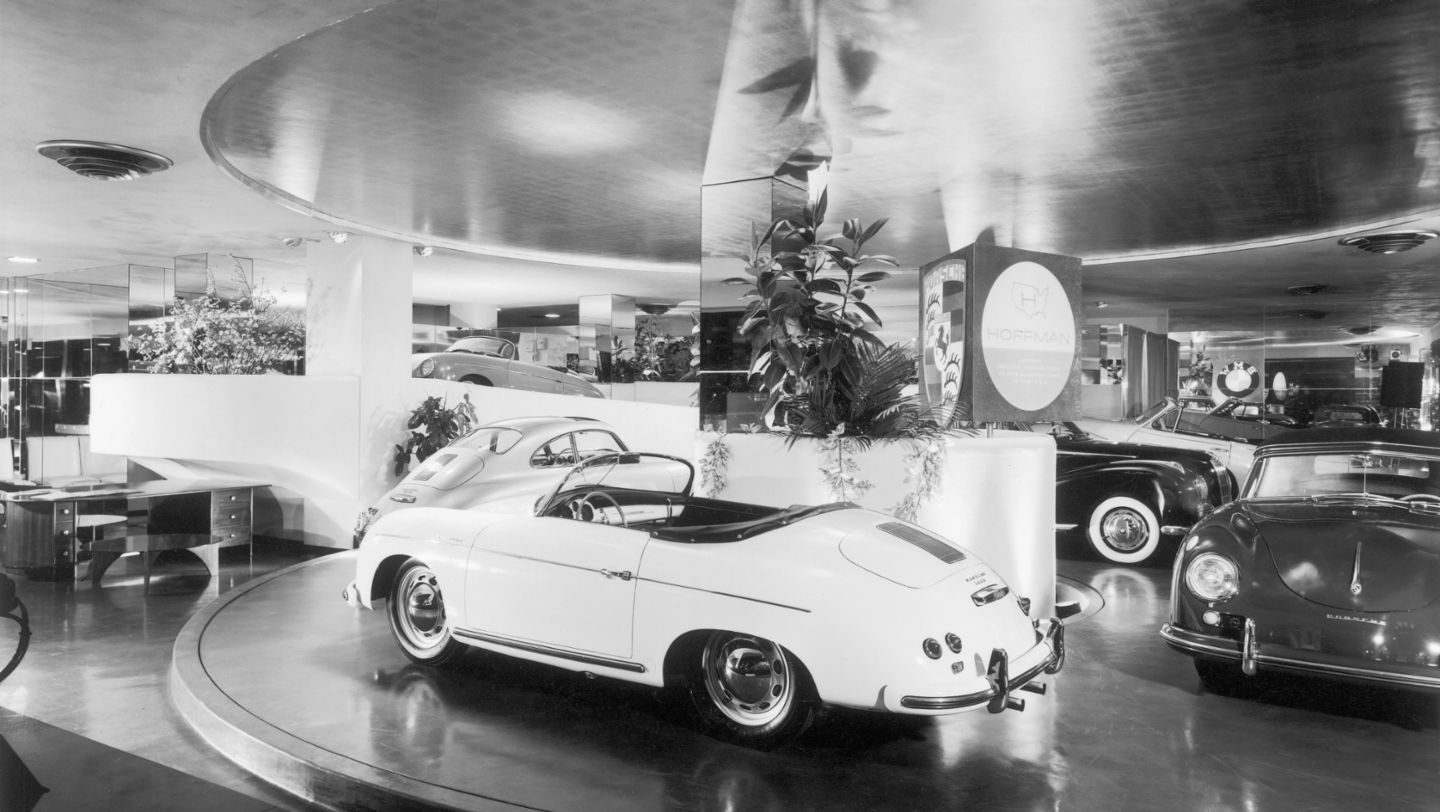 Showroom at Hoffman Motor Car Company on Park Avenue in New York City with Porsche 356 models on display in coupe, cabriolet and Speedster variants, 1954/1955, Corporate Archives Porsche AG