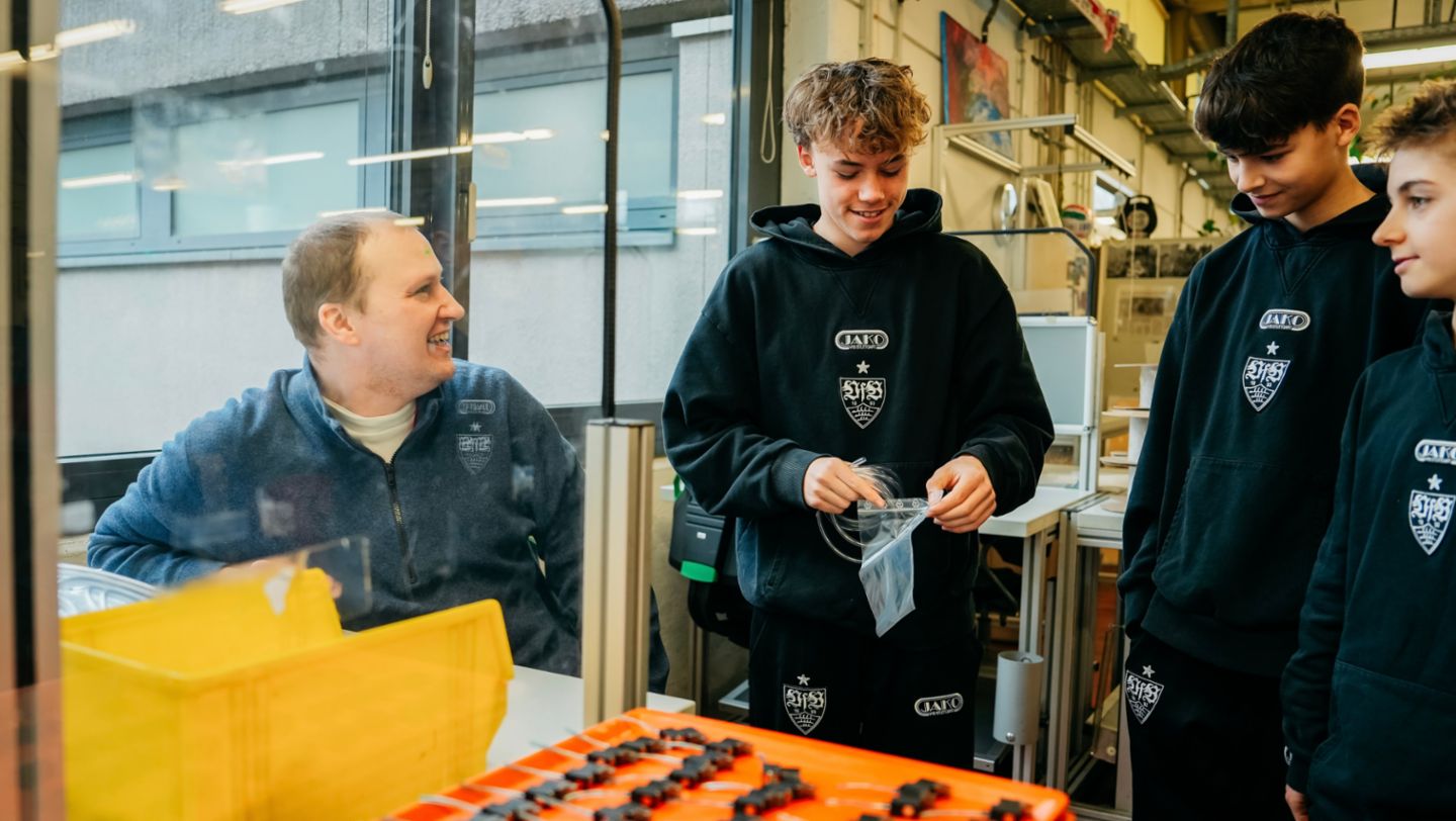 U-14-Mannschaft vom VfB Stuttgart zu Gast in den Neckartalwerkstätten, 2026, Porsche AG